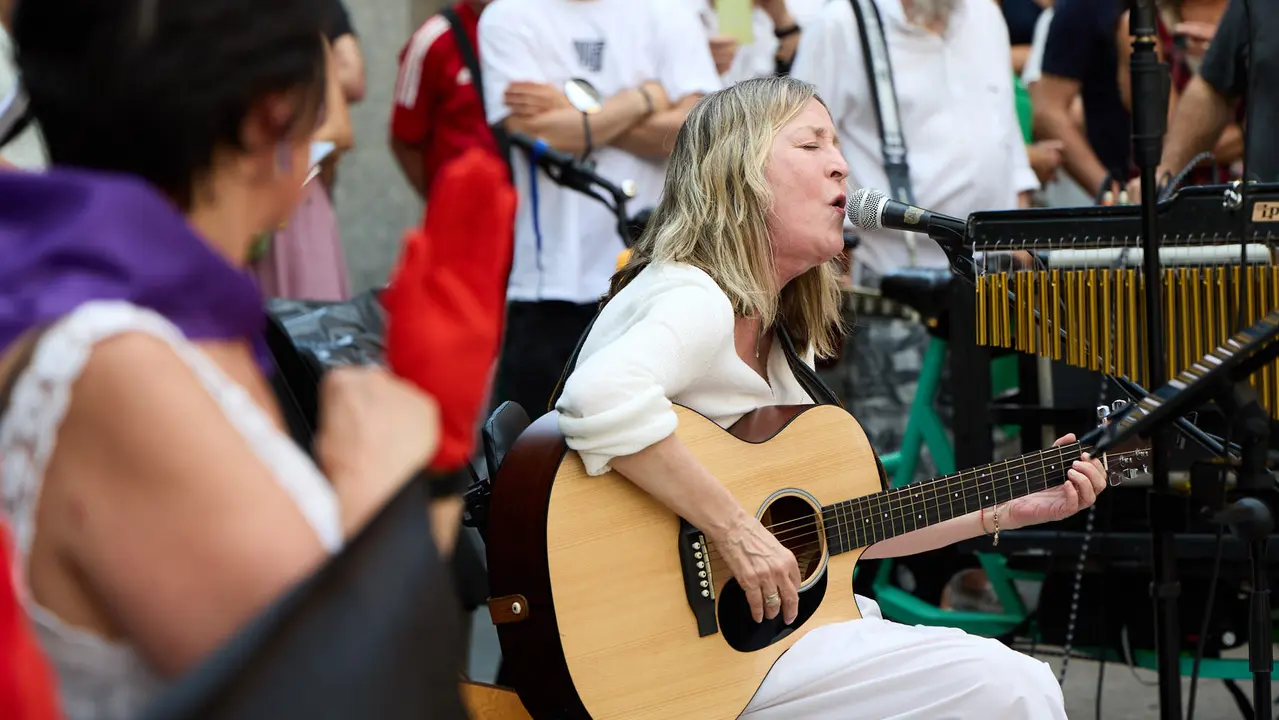 Lunes Lilas realiza un acto de homenaje a Nagore Laffage, asesinada por José Diego Yllanes Vizcay tras intentar violarla en los Sanfermines de 2008. IÑIGO ALZUGARAY