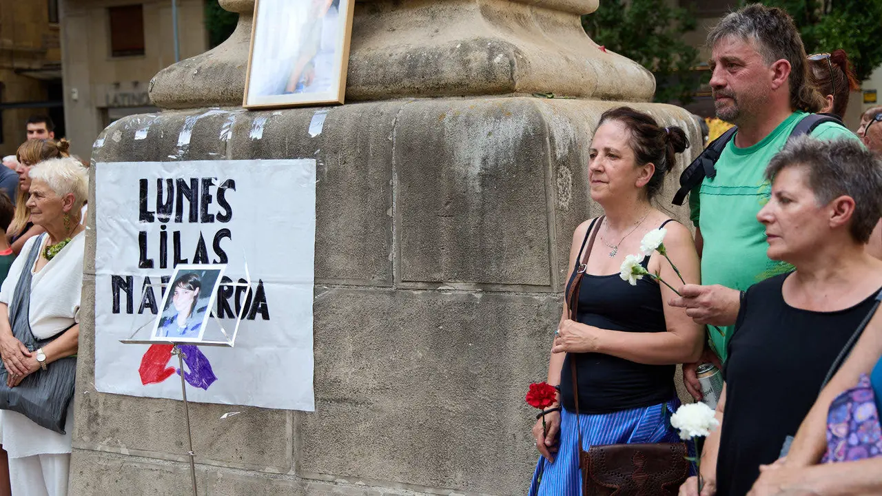 Lunes Lilas realiza un acto de homenaje a Nagore Laffage, asesinada por José Diego Yllanes Vizcay tras intentar violarla en los Sanfermines de 2008. IÑIGO ALZUGARAY