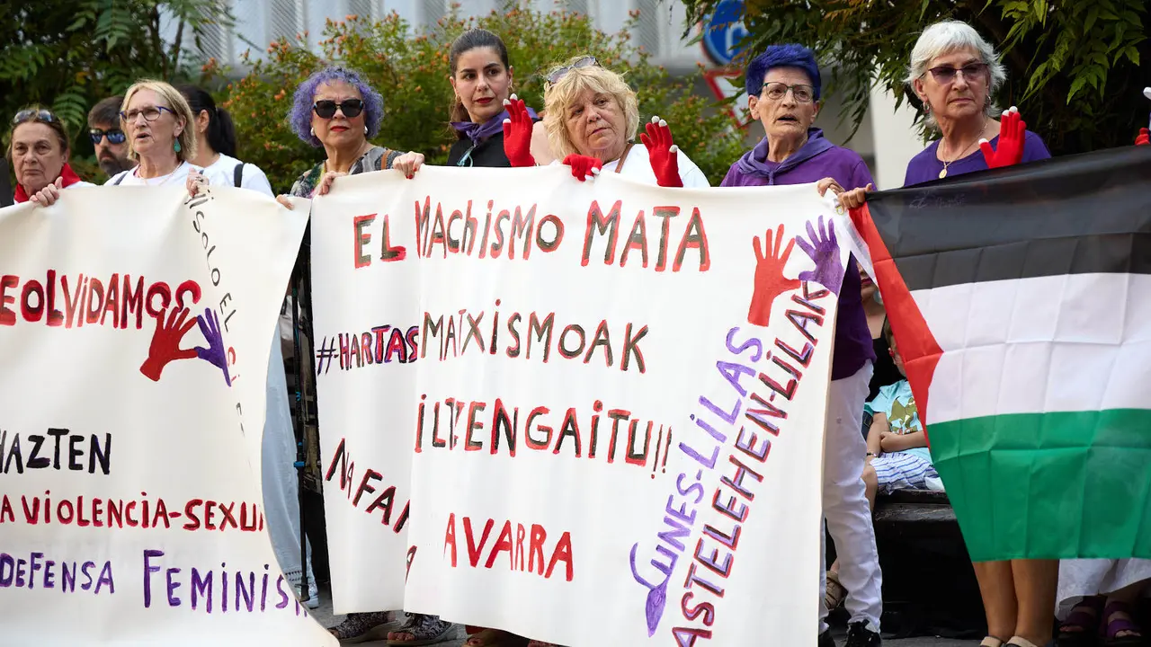 Lunes Lilas realiza un acto de homenaje a Nagore Laffage, asesinada por José Diego Yllanes Vizcay tras intentar violarla en los Sanfermines de 2008. IÑIGO ALZUGARAY