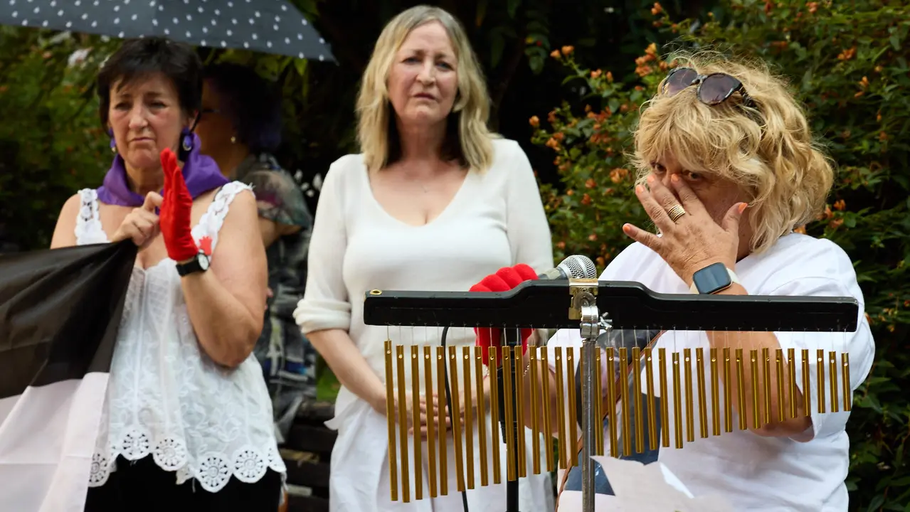 Lunes Lilas realiza un acto de homenaje a Nagore Laffage, asesinada por José Diego Yllanes Vizcay tras intentar violarla en los Sanfermines de 2008. IÑIGO ALZUGARAY