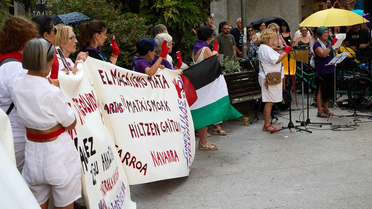 Lunes Lilas realiza un acto de homenaje a Nagore Laffage, asesinada por José Diego Yllanes Vizcay tras intentar violarla en los Sanfermines de 2008. IÑIGO ALZUGARAY