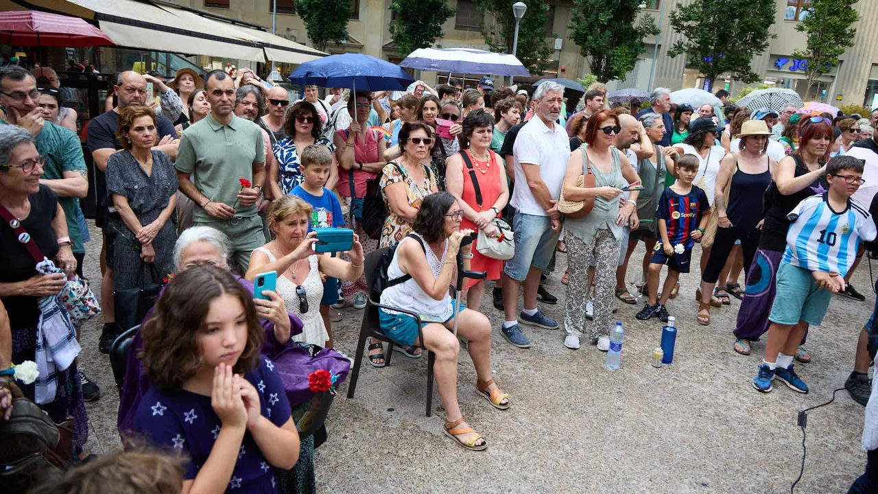 Lunes Lilas realiza un acto de homenaje a Nagore Laffage, asesinada por José Diego Yllanes Vizcay tras intentar violarla en los Sanfermines de 2008. IÑIGO ALZUGARAY