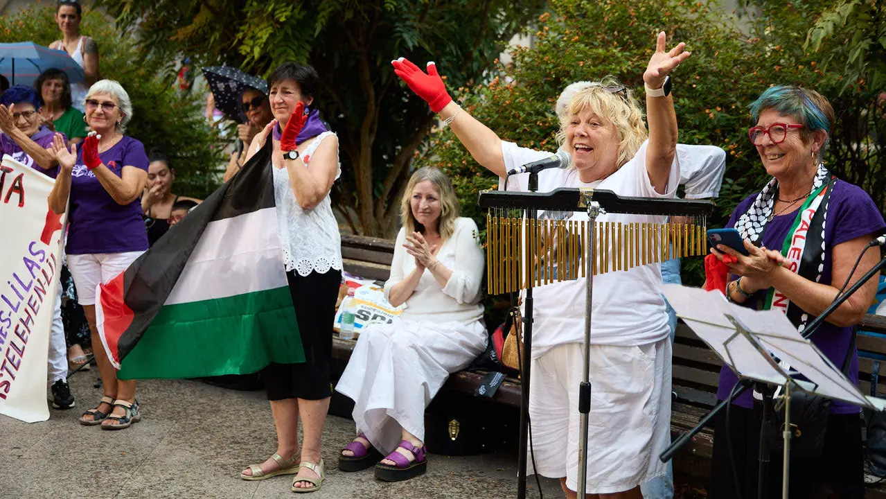 Lunes Lilas realiza un acto de homenaje a Nagore Laffage, asesinada por José Diego Yllanes Vizcay tras intentar violarla en los Sanfermines de 2008. IÑIGO ALZUGARAY
