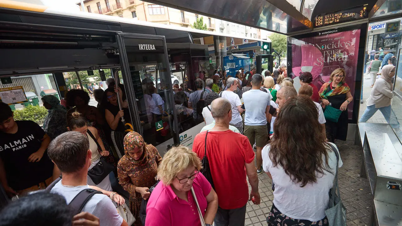 Inicio de la huelga indefinida de las villavesas en Pamplona. IÑIGO ALZUGARAY