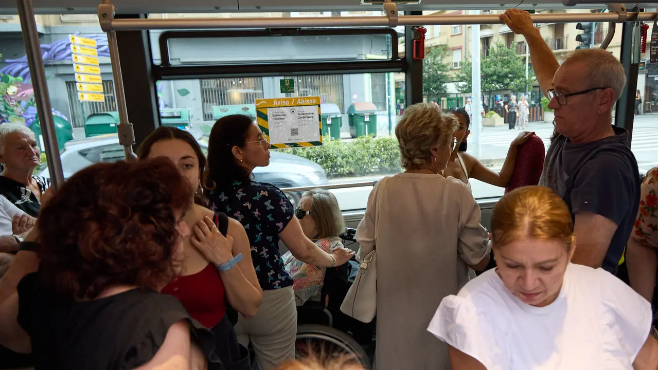 Inicio de la huelga indefinida de las villavesas en Pamplona. IÑIGO ALZUGARAY