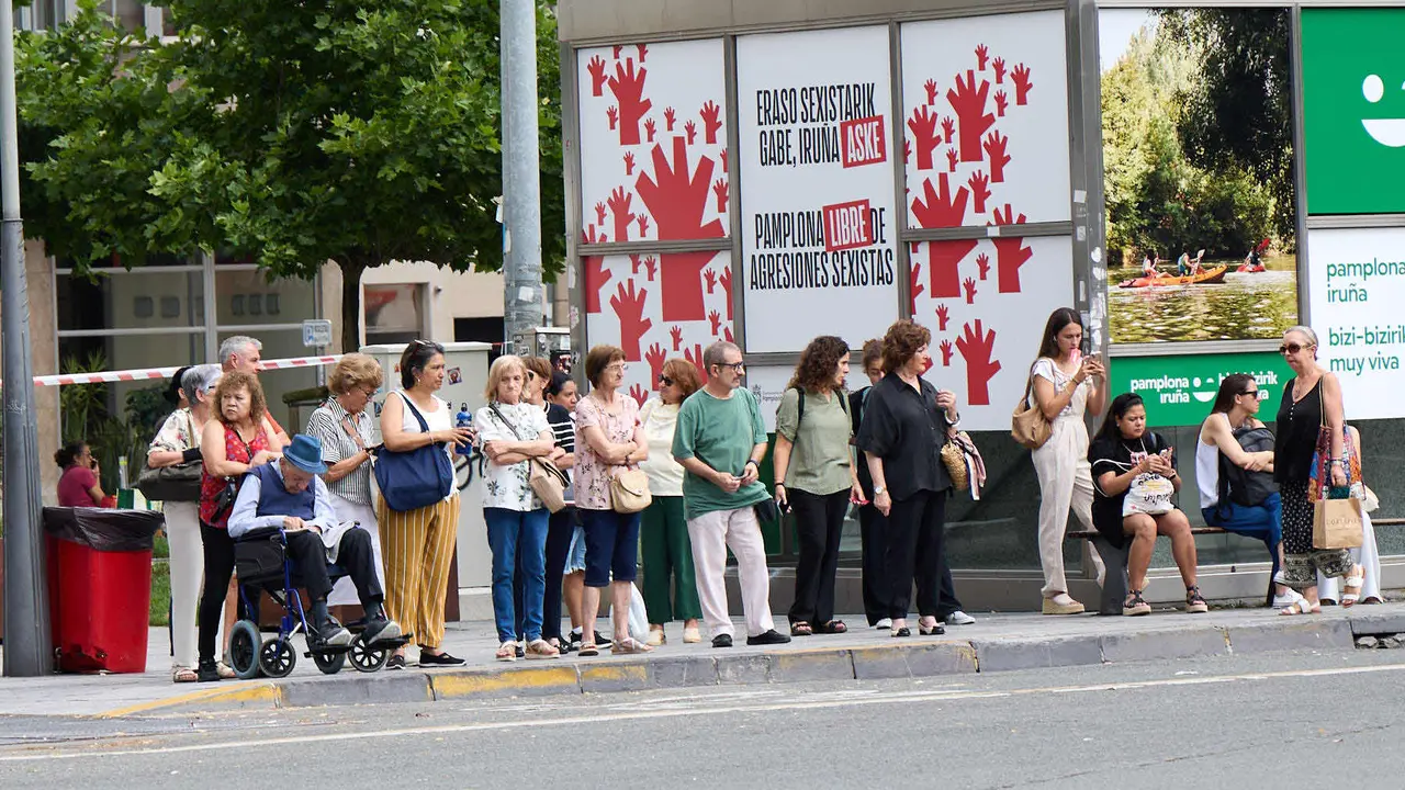 Inicio de la huelga indefinida de las villavesas en Pamplona. IÑIGO ALZUGARAY