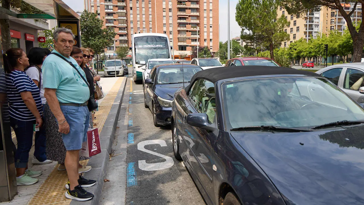 Inicio de la huelga indefinida de las villavesas en Pamplona. IÑIGO ALZUGARAY