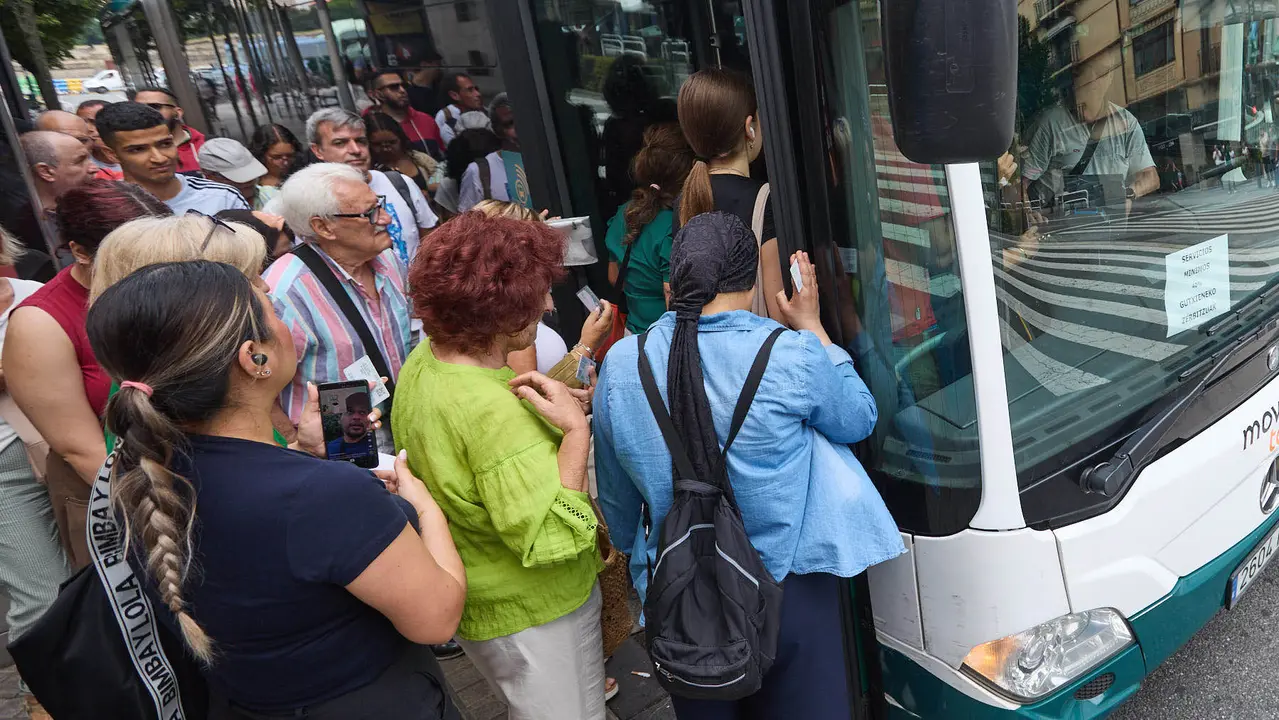 Inicio de la huelga indefinida de las villavesas en Pamplona. IÑIGO ALZUGARAY