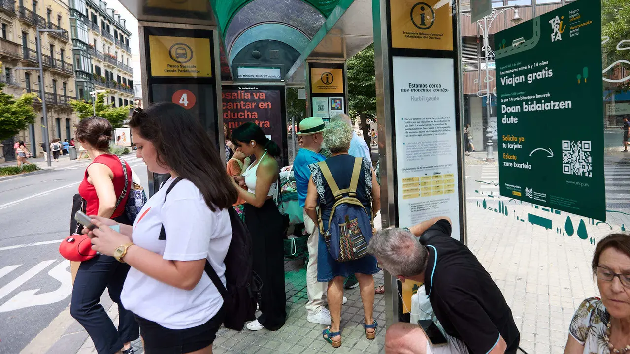 Inicio de la huelga indefinida de las villavesas en Pamplona. IÑIGO ALZUGARAY