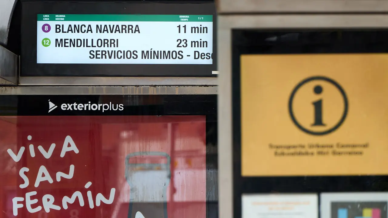 Inicio de la huelga indefinida de las villavesas en Pamplona. IÑIGO ALZUGARAY