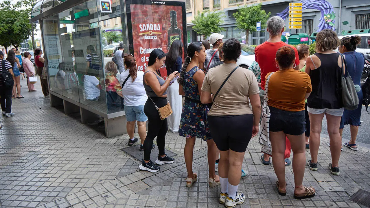 Inicio de la huelga indefinida de las villavesas en Pamplona. IÑIGO ALZUGARAY