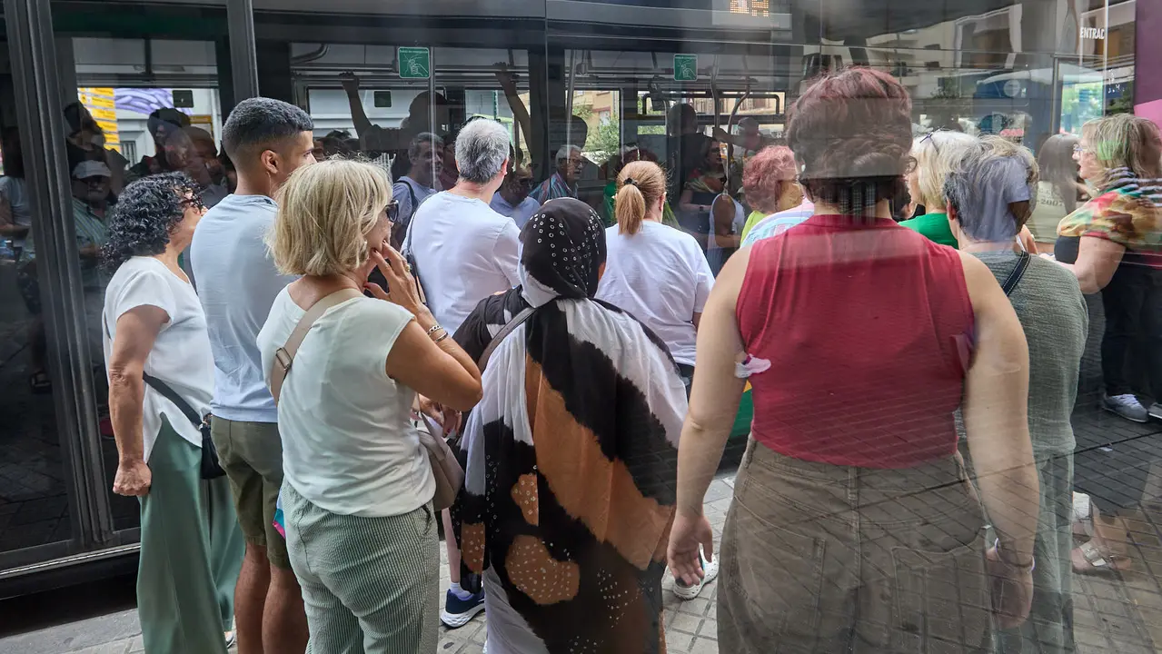 Inicio de la huelga indefinida de las villavesas en Pamplona. IÑIGO ALZUGARAY