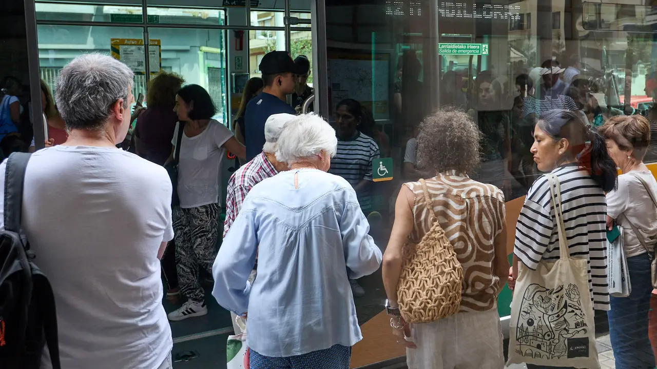 Inicio de la huelga indefinida de las villavesas en Pamplona. IÑIGO ALZUGARAY
