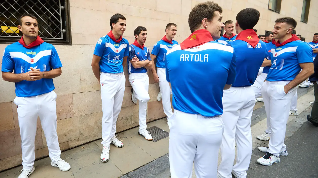 Presentación del Torneo de San Fermín de Pelota 2025, con la presencia de los 32 pelotaris que disputarán dicho campeonato en el frontón Labrit de Pamplona. IÑIGO ALZUGARAY