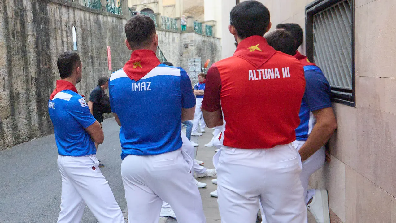 Presentación del Torneo de San Fermín de Pelota 2025, con la presencia de los 32 pelotaris que disputarán dicho campeonato en el frontón Labrit de Pamplona. IÑIGO ALZUGARAY