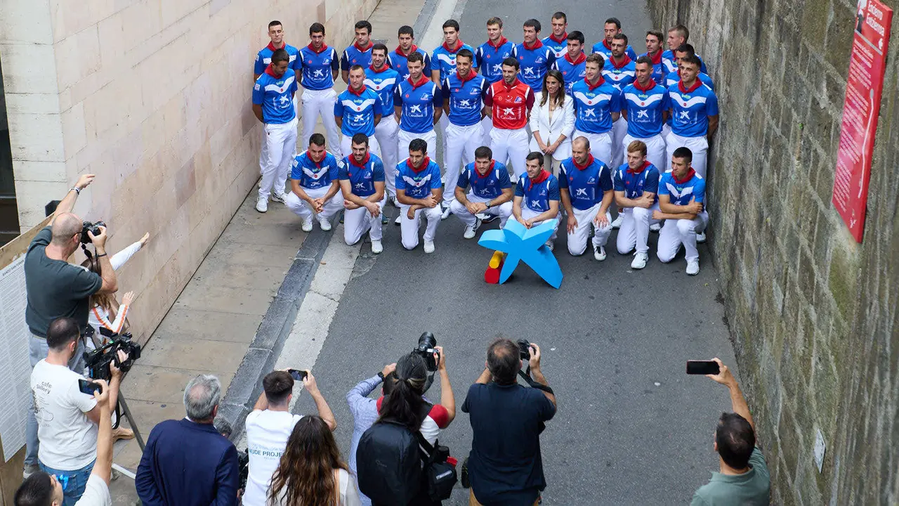 Presentación del Torneo de San Fermín de Pelota 2025, con la presencia de los 32 pelotaris que disputarán dicho campeonato en el frontón Labrit de Pamplona. IÑIGO ALZUGARAY