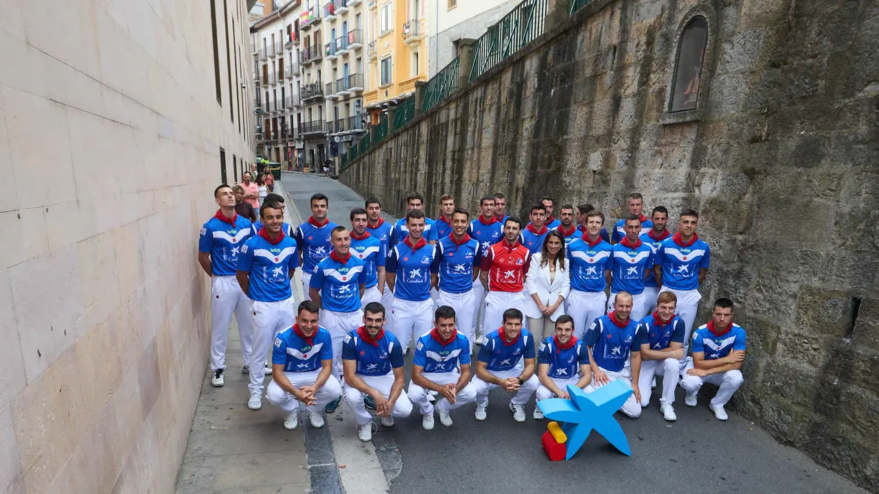 Presentación del Torneo de San Fermín de Pelota 2025, con la presencia de los 32 pelotaris que disputarán dicho campeonato en el frontón Labrit de Pamplona. IÑIGO ALZUGARAY