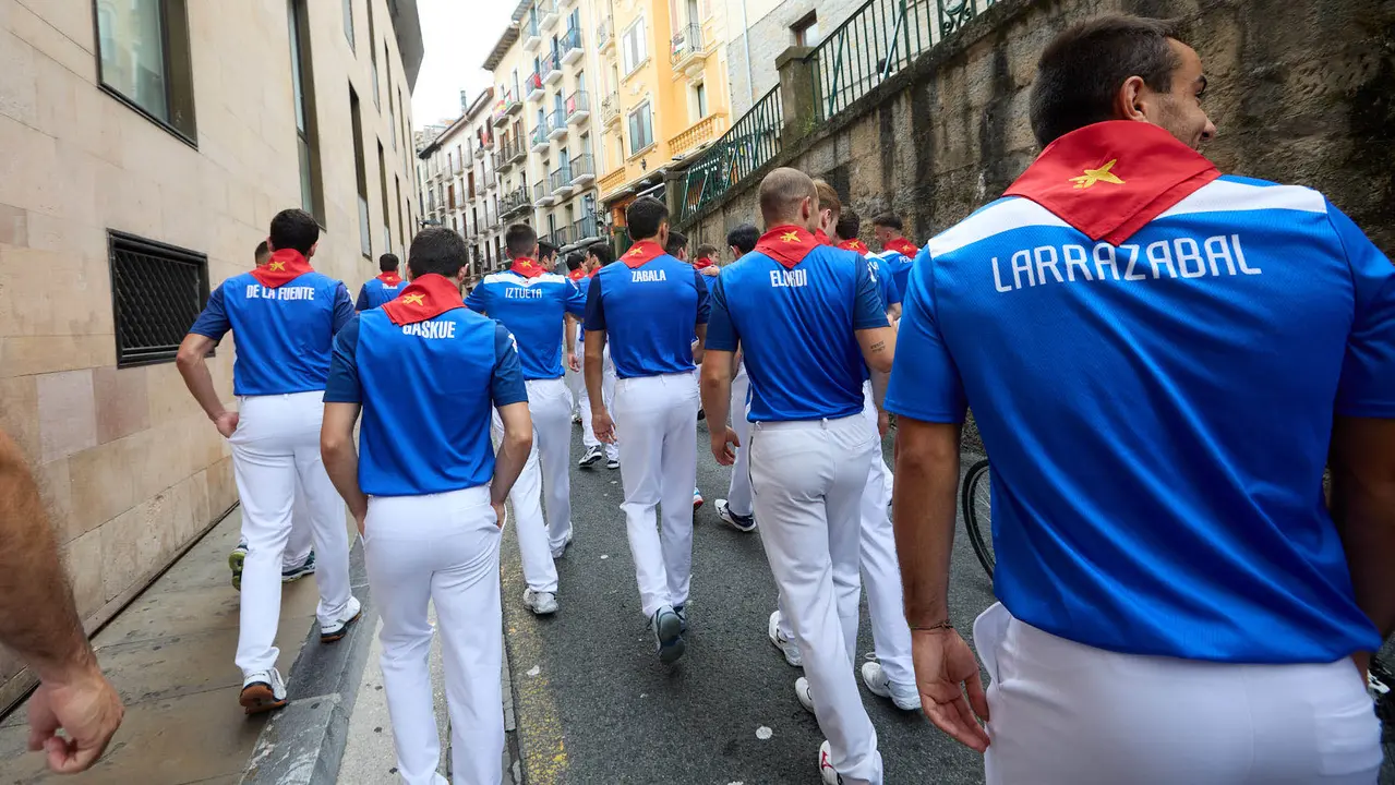 Presentación del Torneo de San Fermín de Pelota 2025, con la presencia de los 32 pelotaris que disputarán dicho campeonato en el frontón Labrit de Pamplona. IÑIGO ALZUGARAY