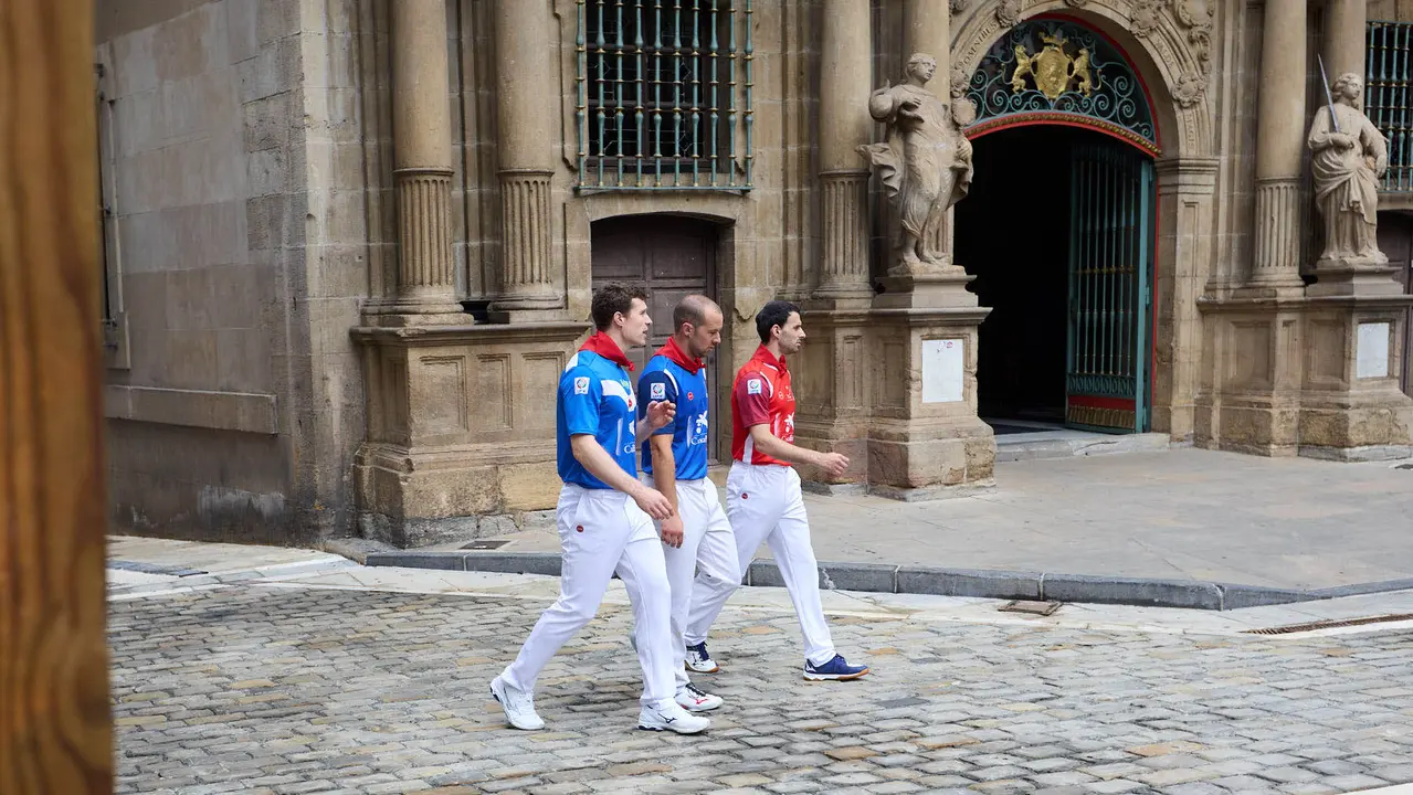 Presentación del Torneo de San Fermín de Pelota 2025, con la presencia de los 32 pelotaris que disputarán dicho campeonato en el frontón Labrit de Pamplona. IÑIGO ALZUGARAY