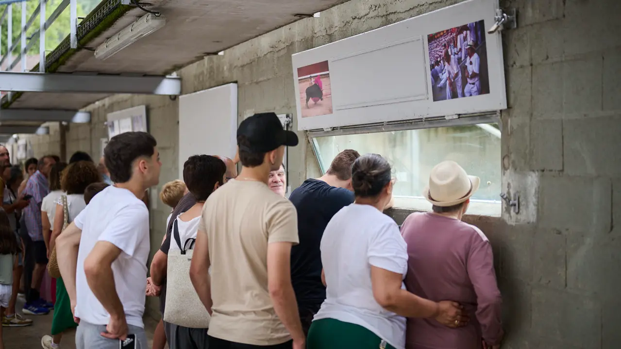 Apertura de los corrales del Gas para ver los toros de San Fermín 2025. PABLO LASAOSA