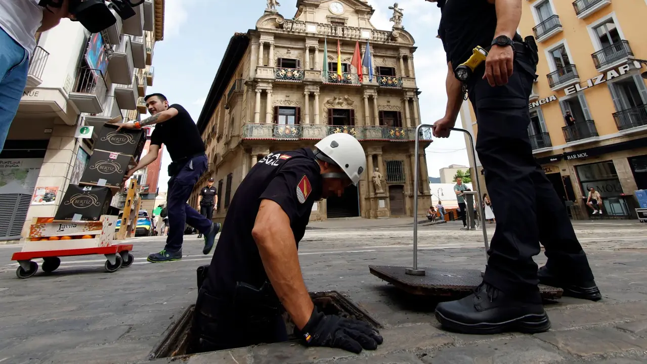 Calles de Pamplona internacionalmente conocidas gracias a los encierros tienen su paralelismo bajo tierra, donde se encuentran las galerías de servicios de la capital navarra, y tanto estos días, cuando se cuentan las horas para el inicio de los Sanfermines, como durante las fiestas son objeto de especial vigilancia por una unidad especializada de la Policía Nacional. EFE/ Jesús Diges