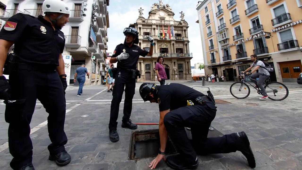 Calles de Pamplona internacionalmente conocidas gracias a los encierros tienen su paralelismo bajo tierra, donde se encuentran las galerías de servicios de la capital navarra, y tanto estos días, cuando se cuentan las horas para el inicio de los Sanfermines, como durante las fiestas son objeto de especial vigilancia por una unidad especializada de la Policía Nacional. EFE/ Jesús Diges