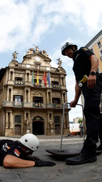 Calles de Pamplona internacionalmente conocidas gracias a los encierros tienen su paralelismo bajo tierra, donde se encuentran las galerías de servicios de la capital navarra, y tanto estos días, cuando se cuentan las horas para el inicio de los Sanfermines, como durante las fiestas son objeto de especial vigilancia por una unidad especializada de la Policía Nacional. EFE / DIGES