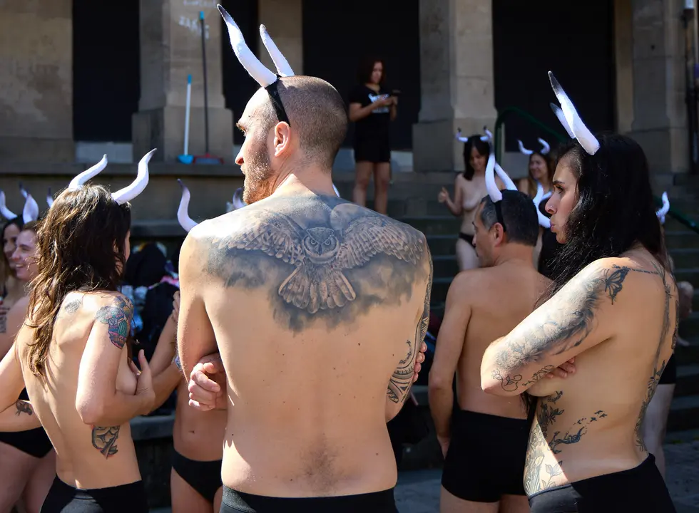 Protesta de AnimaNaturalis y PETA bajo el lema 'Tauromaquia es pecado' en la plaza del Ayuntamiento de Pamplona, un día antes del inicio de los Sanfermines 2025. IÑIGO ALZUGARAY