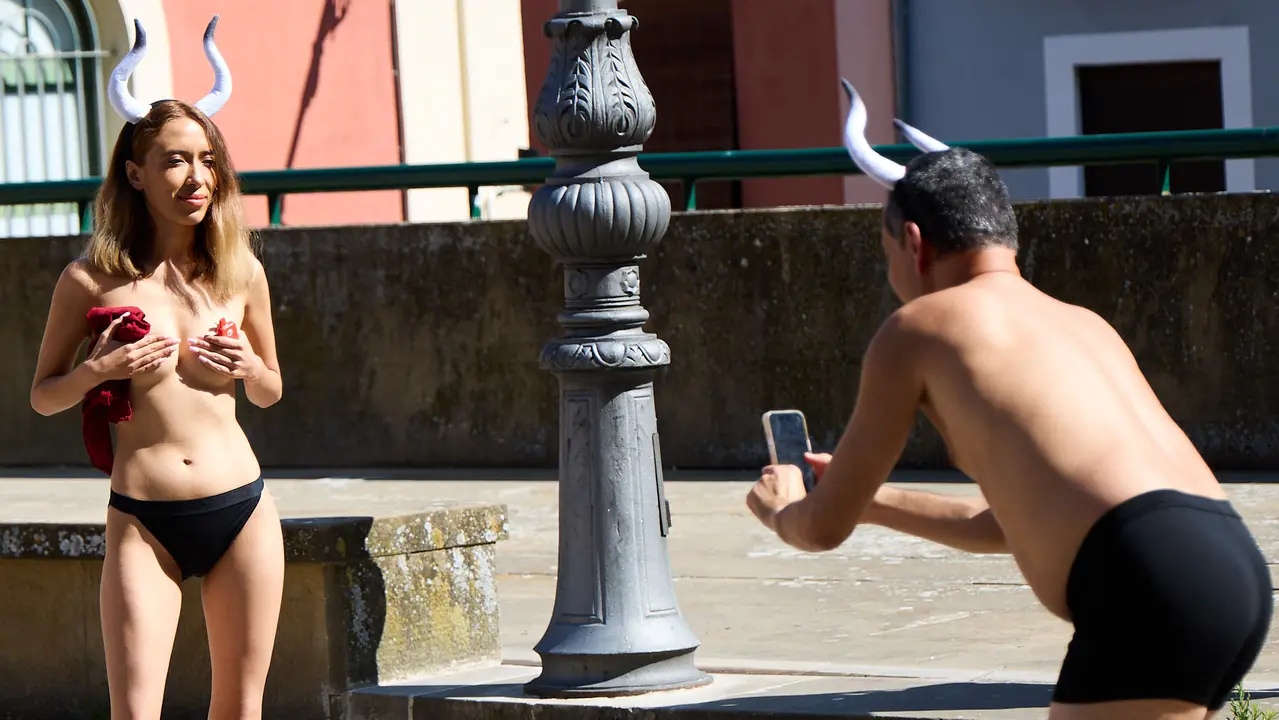 Protesta de AnimaNaturalis y PETA bajo el lema 'Tauromaquia es pecado' en la plaza del Ayuntamiento de Pamplona, un día antes del inicio de los Sanfermines 2025. IÑIGO ALZUGARAY