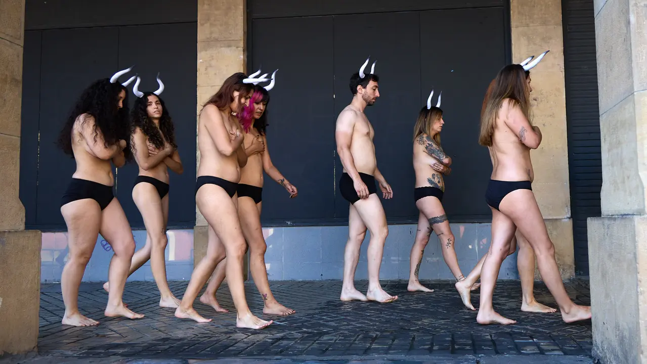Protesta de AnimaNaturalis y PETA bajo el lema 'Tauromaquia es pecado' en la plaza del Ayuntamiento de Pamplona, un día antes del inicio de los Sanfermines 2025. IÑIGO ALZUGARAY