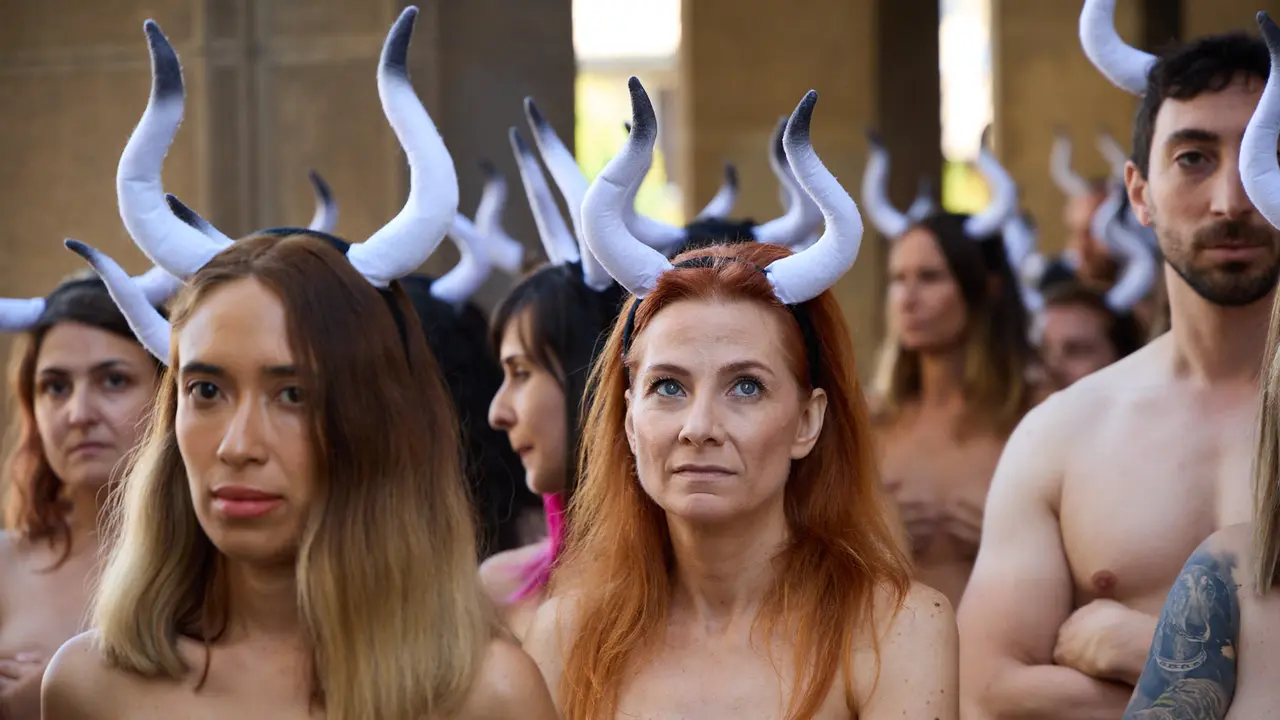 Protesta de AnimaNaturalis y PETA bajo el lema 'Tauromaquia es pecado' en la plaza del Ayuntamiento de Pamplona, un día antes del inicio de los Sanfermines 2025. IÑIGO ALZUGARAY