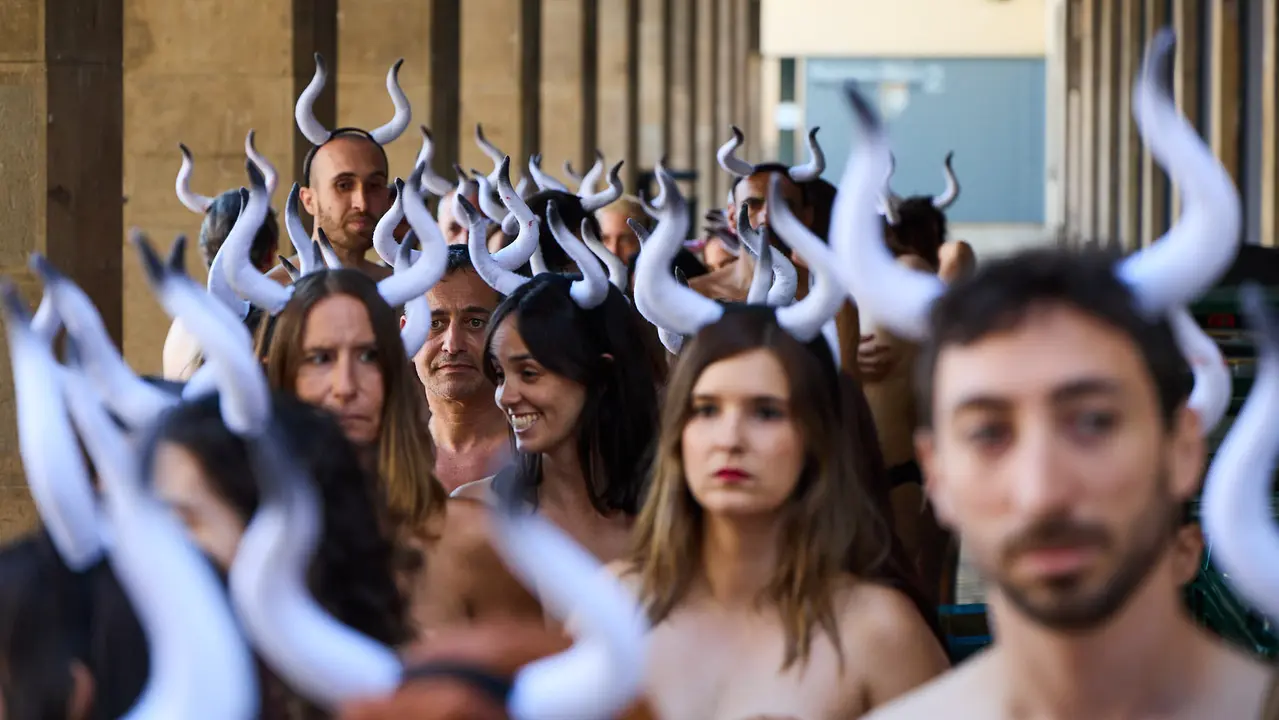 Protesta de AnimaNaturalis y PETA bajo el lema 'Tauromaquia es pecado' en la plaza del Ayuntamiento de Pamplona, un día antes del inicio de los Sanfermines 2025. IÑIGO ALZUGARAY