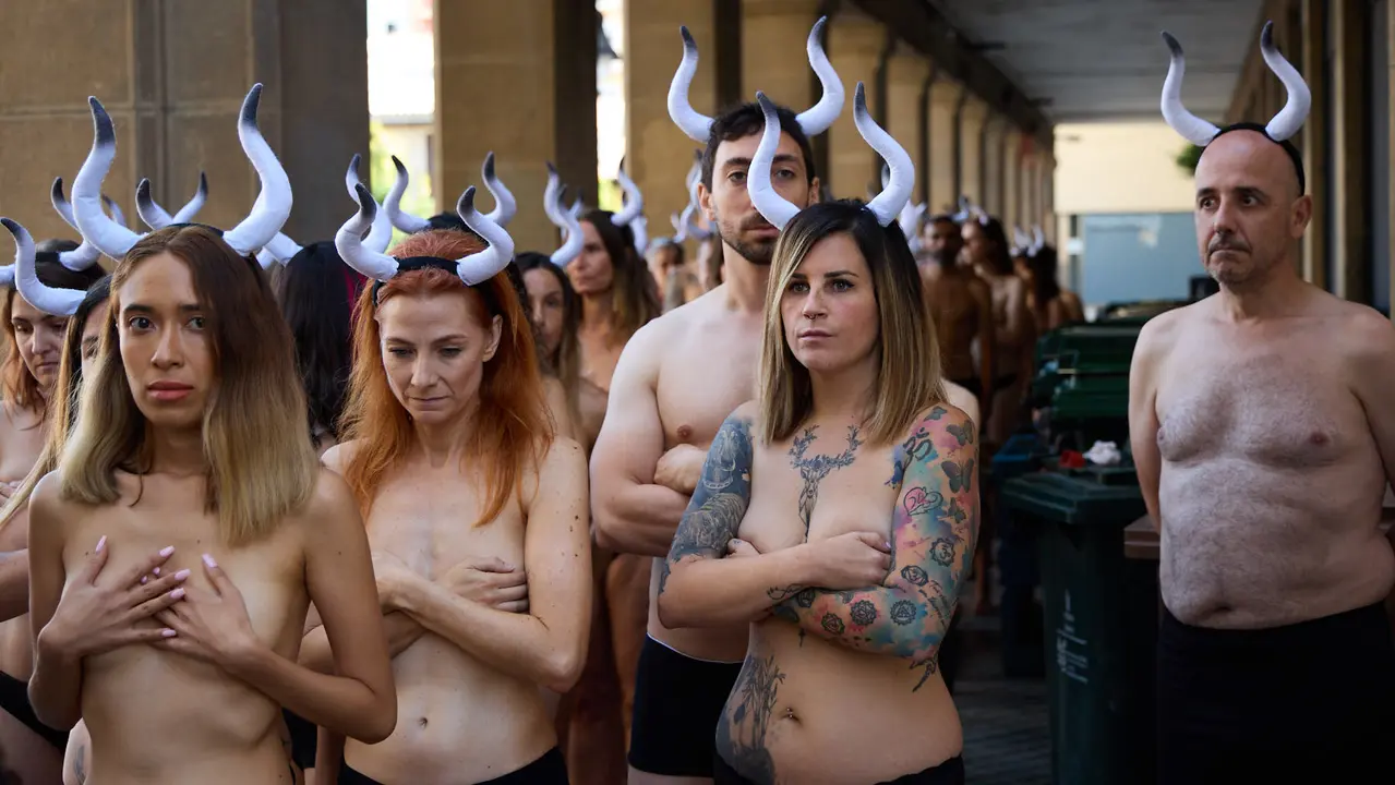 Protesta de AnimaNaturalis y PETA bajo el lema 'Tauromaquia es pecado' en la plaza del Ayuntamiento de Pamplona, un día antes del inicio de los Sanfermines 2025. IÑIGO ALZUGARAY