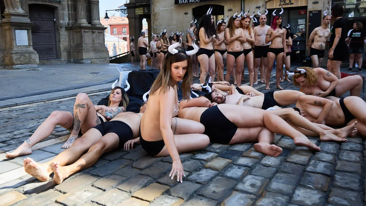 Protesta de AnimaNaturalis y PETA bajo el lema 'Tauromaquia es pecado' en la plaza del Ayuntamiento de Pamplona, un día antes del inicio de los Sanfermines 2025. IÑIGO ALZUGARAY