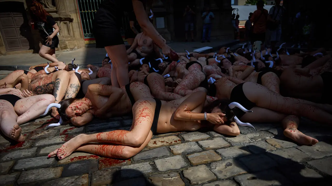Protesta de AnimaNaturalis y PETA bajo el lema 'Tauromaquia es pecado' en la plaza del Ayuntamiento de Pamplona, un día antes del inicio de los Sanfermines 2025. IÑIGO ALZUGARAY