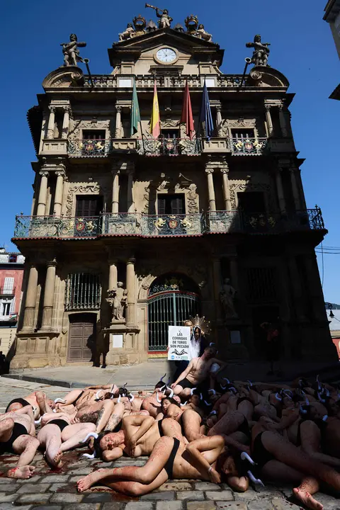 Protesta de AnimaNaturalis y PETA bajo el lema 'Tauromaquia es pecado' en la plaza del Ayuntamiento de Pamplona, un día antes del inicio de los Sanfermines 2025. IÑIGO ALZUGARAY