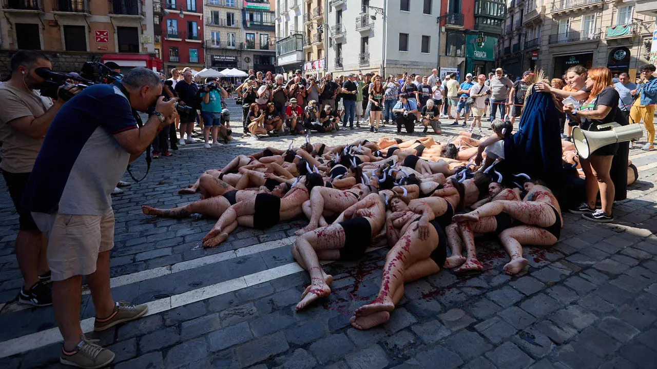 Protesta de AnimaNaturalis y PETA bajo el lema 'Tauromaquia es pecado' en la plaza del Ayuntamiento de Pamplona, un día antes del inicio de los Sanfermines 2025. IÑIGO ALZUGARAY