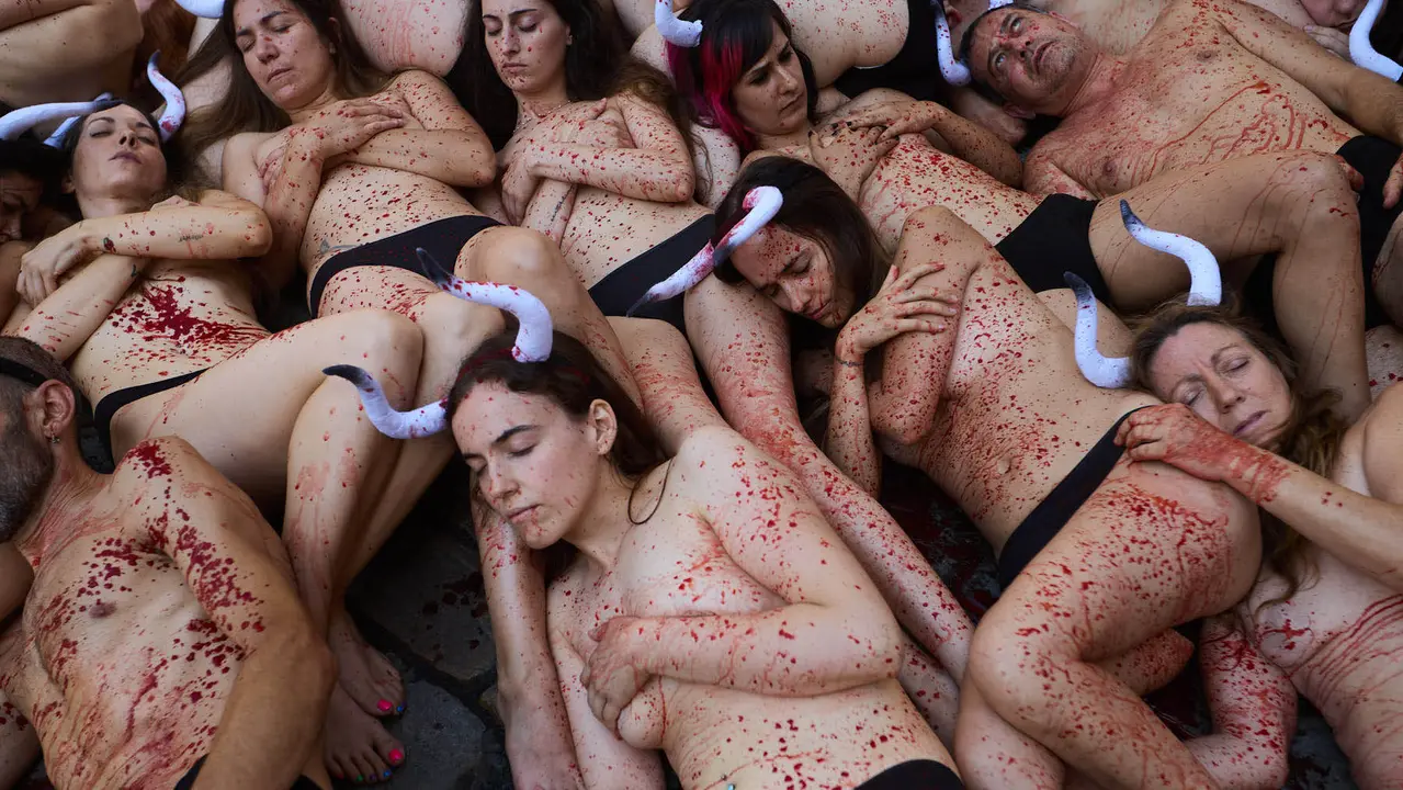 Protesta de AnimaNaturalis y PETA bajo el lema 'Tauromaquia es pecado' en la plaza del Ayuntamiento de Pamplona, un día antes del inicio de los Sanfermines 2025. IÑIGO ALZUGARAY