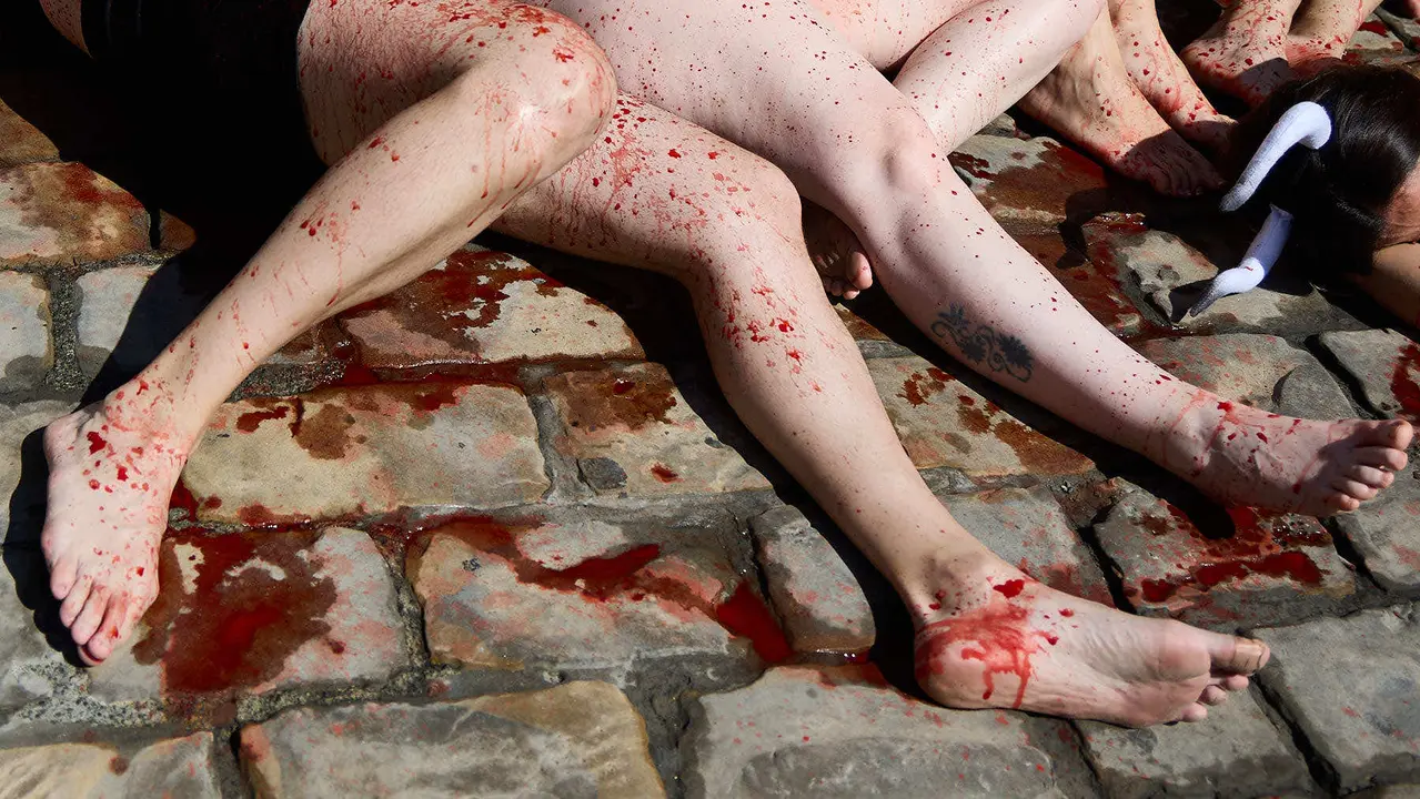 Protesta de AnimaNaturalis y PETA bajo el lema 'Tauromaquia es pecado' en la plaza del Ayuntamiento de Pamplona, un día antes del inicio de los Sanfermines 2025. IÑIGO ALZUGARAY