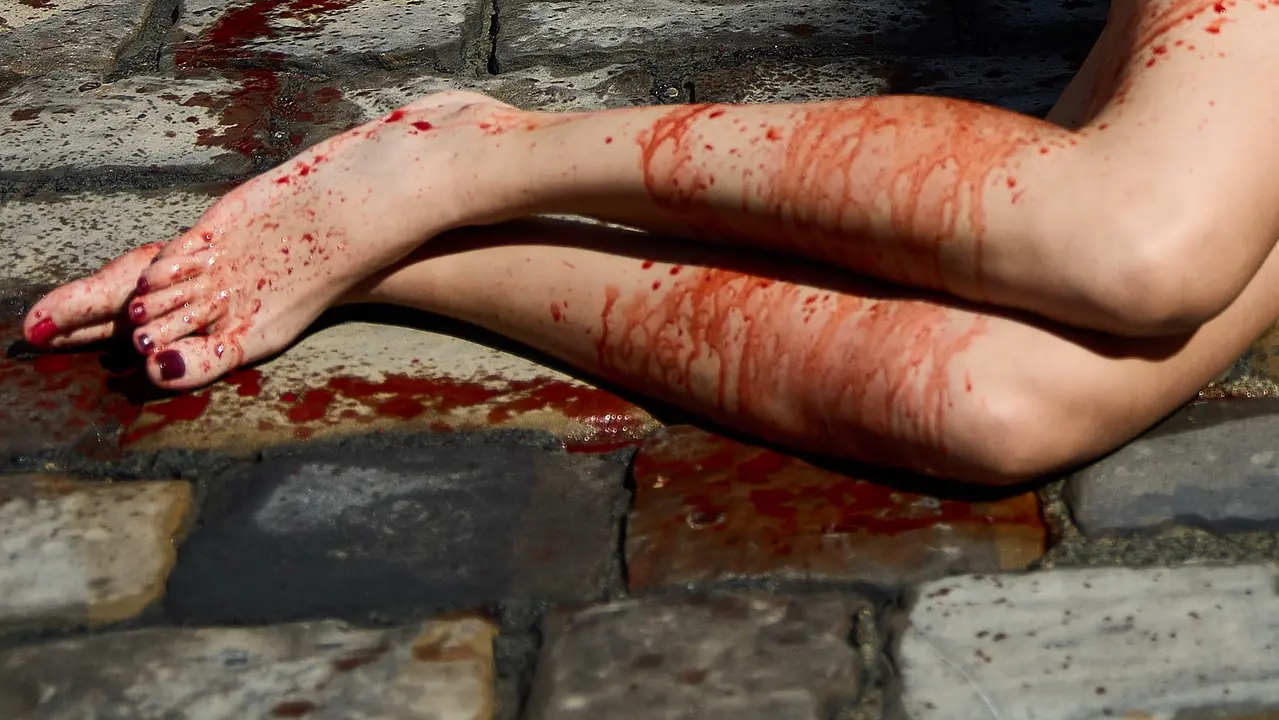 Protesta de AnimaNaturalis y PETA bajo el lema 'Tauromaquia es pecado' en la plaza del Ayuntamiento de Pamplona, un día antes del inicio de los Sanfermines 2025. IÑIGO ALZUGARAY
