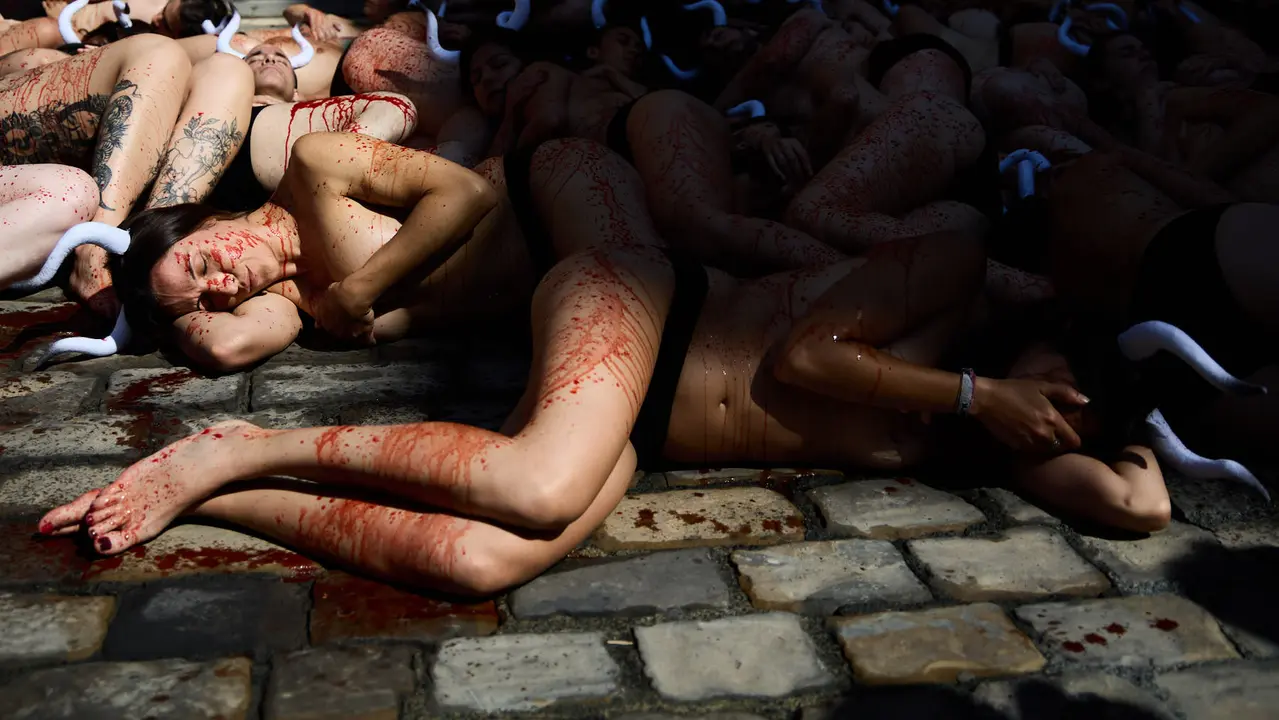 Protesta de AnimaNaturalis y PETA bajo el lema 'Tauromaquia es pecado' en la plaza del Ayuntamiento de Pamplona, un día antes del inicio de los Sanfermines 2025. IÑIGO ALZUGARAY