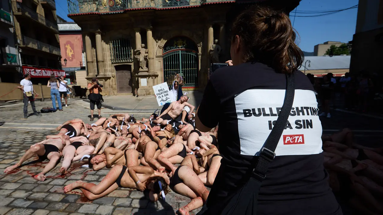 Protesta de AnimaNaturalis y PETA bajo el lema 'Tauromaquia es pecado' en la plaza del Ayuntamiento de Pamplona, un día antes del inicio de los Sanfermines 2025. IÑIGO ALZUGARAY