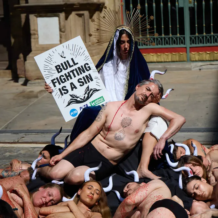 Protesta de AnimaNaturalis y PETA bajo el lema 'Tauromaquia es pecado' en la plaza del Ayuntamiento de Pamplona, un día antes del inicio de los Sanfermines 2025. IÑIGO ALZUGARAY