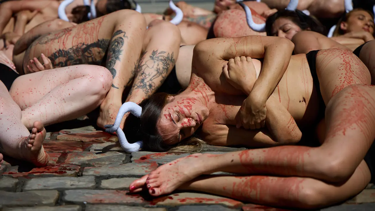 Protesta de AnimaNaturalis y PETA bajo el lema 'Tauromaquia es pecado' en la plaza del Ayuntamiento de Pamplona, un día antes del inicio de los Sanfermines 2025. IÑIGO ALZUGARAY