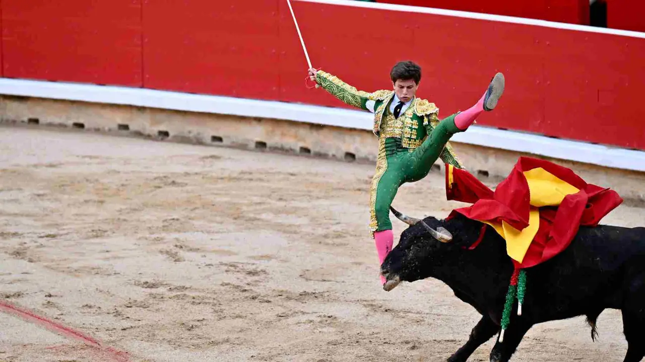 El primer novillo de la tarde ha dado un susto monumental a Aarón Palacios en la primera de abono de la Feria del Toro de Pamplona. PABLO LASAOSA