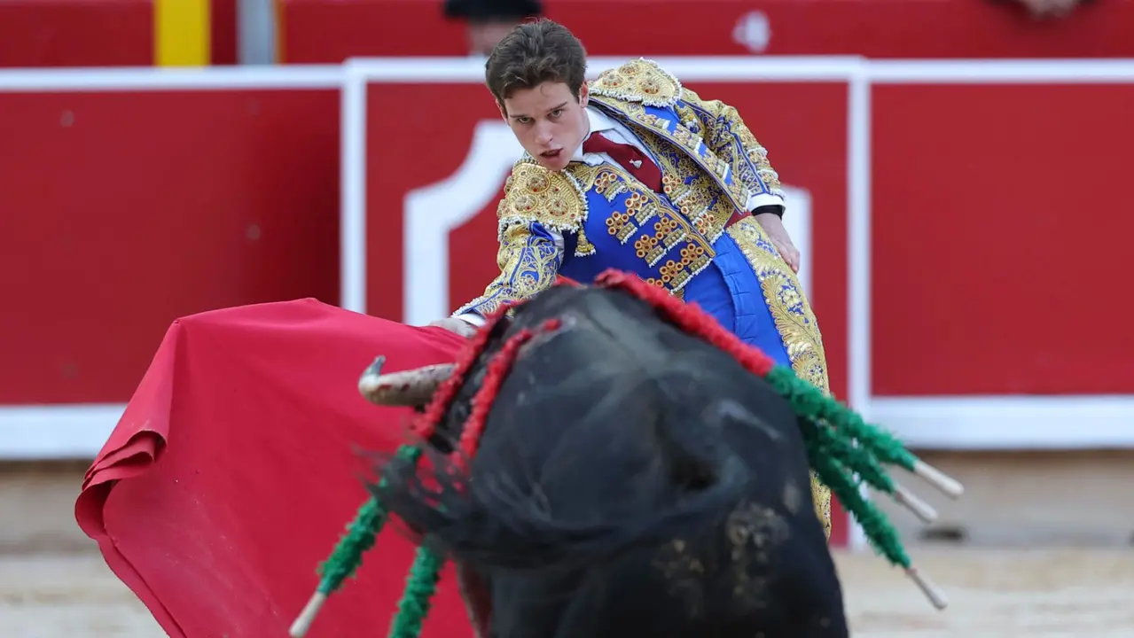 El novillero Bruno Martínez en su faena al primero de su lote durante la novillada que con motivo de la Feria del Toro de los Sanfermines 2025 se celebra hoy sábado en la Plaza de Toros de Pamplona. EFE/ J.P Urdiroz