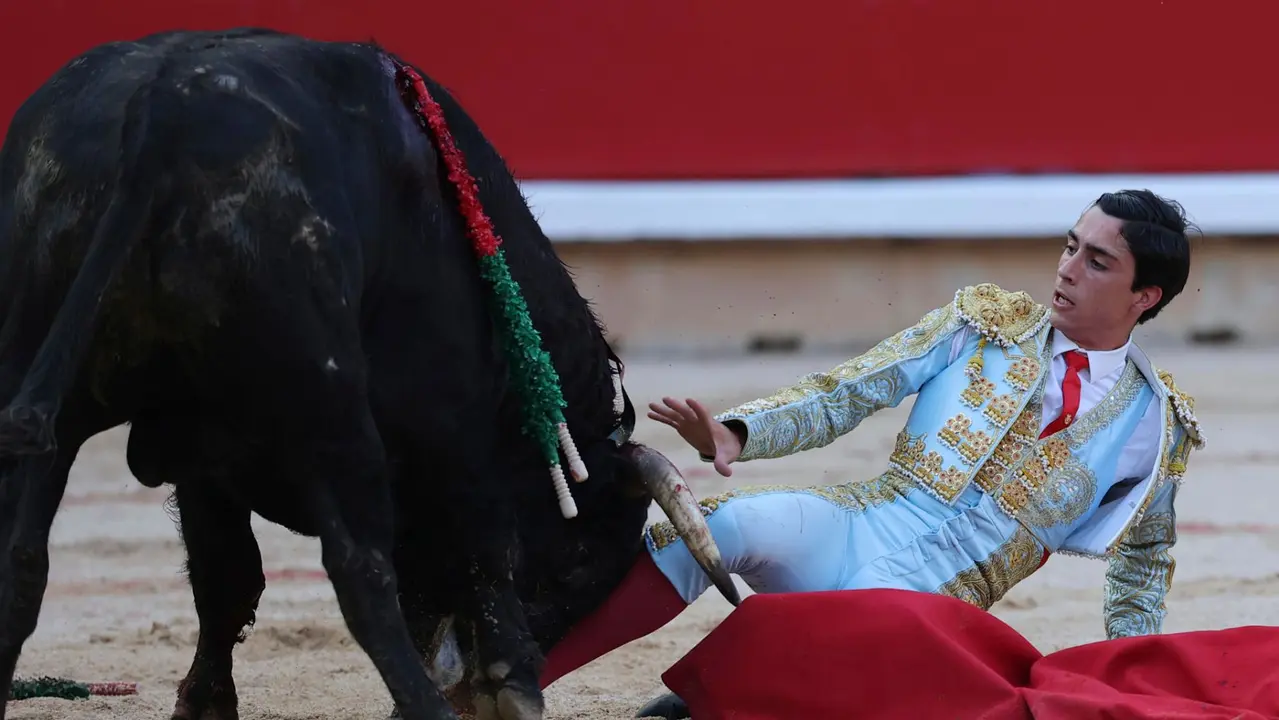 El novillero Iker Fernández " El Mene" en su faena al primero de su lote durante la novillada que con motivo de la Feria del Toro de los Sanfermines 2025 se celebra hoy sábado en la Plaza de Toros de Pamplona. EFE/ J.P Urdiroz