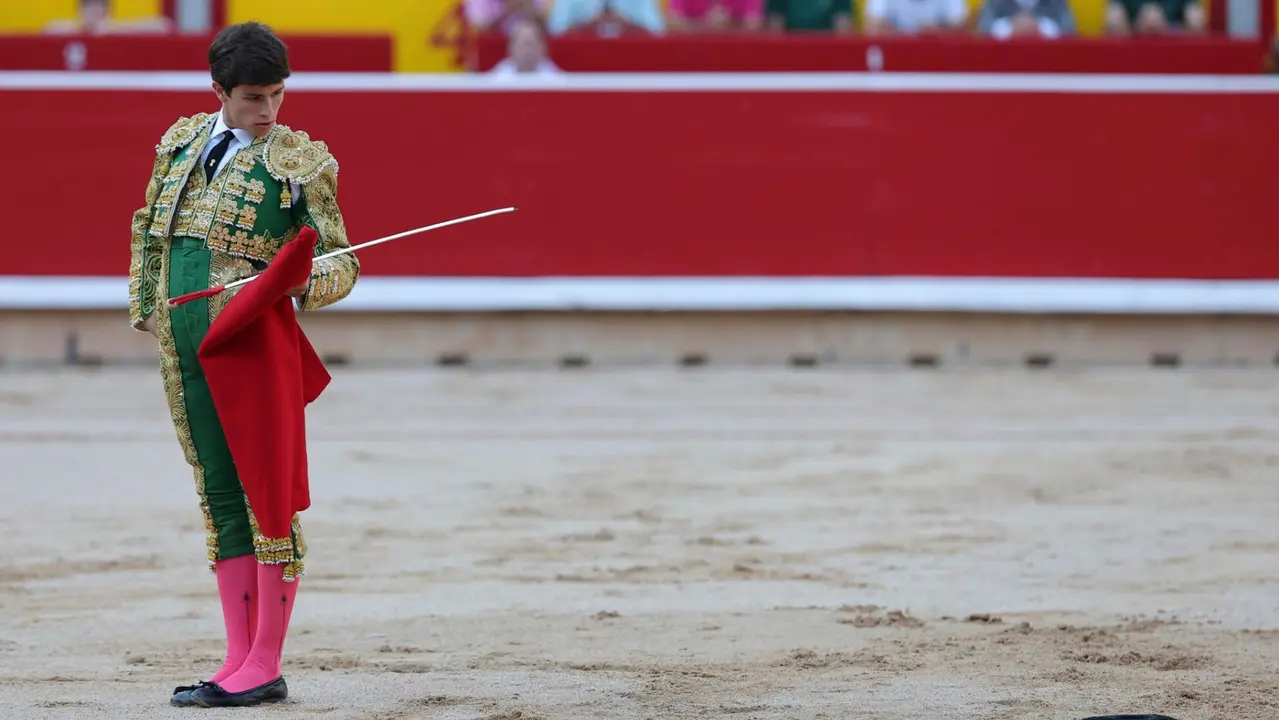 El diestro Aaron Palacio durante la faena a su primero de la tarde, durante la novillada que con motivo de la Feria del Toro de los Sanfermines 2025 se celebra en la Plaza de Toros de Pamplona donde comparte cartel con Iker Fernández " El Mene" y Bruno Martínez con novillos de la ganadería Pincha, de la localidad navarra de Lodosa. EFE/ J.P Urdiroz