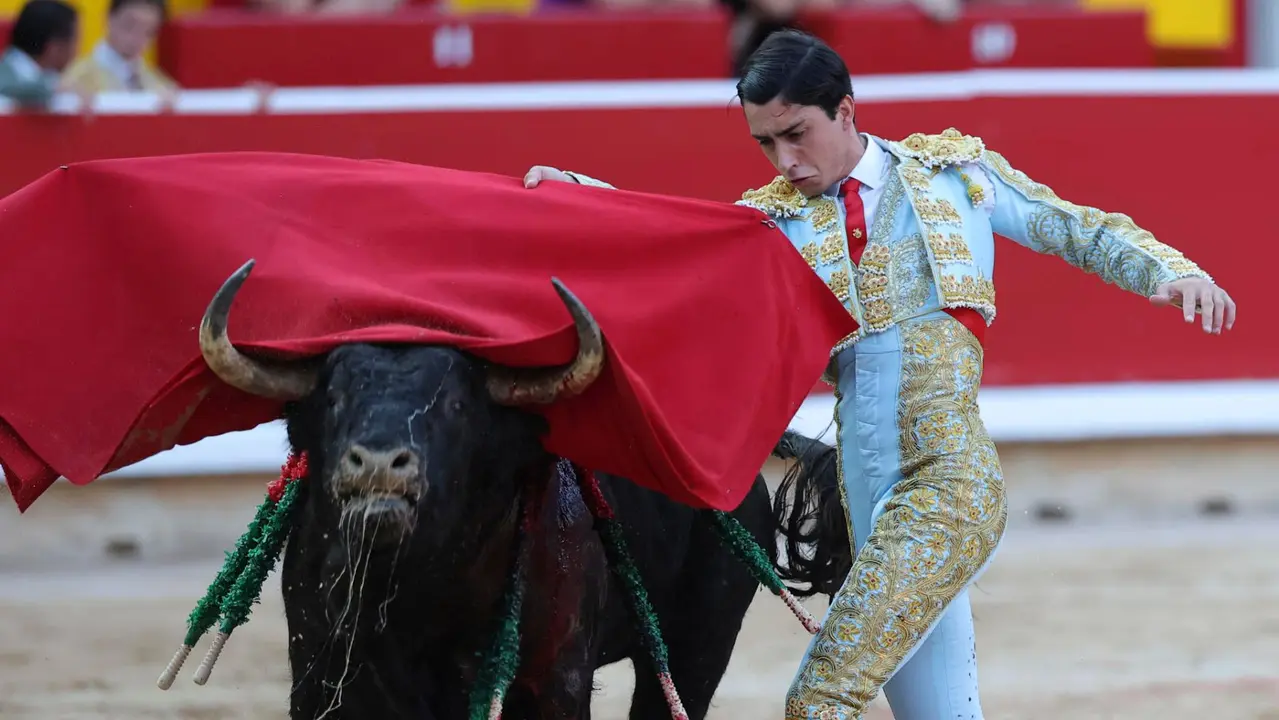 El novillero Iker Fernández " El Mene" en su faena al primero de su lote durante la novillada que con motivo de la Feria del Toro de los Sanfermines 2025 se celebra hoy sábado en la Plaza de Toros de Pamplona. EFE/ J.P Urdiroz