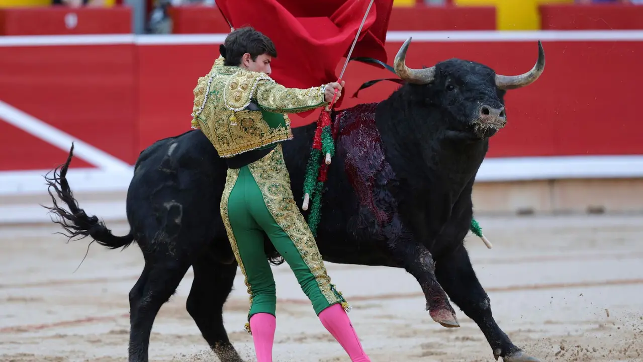 El diestro Aaron Palacio durante la faena a su primero de la tarde, durante la novillada que con motivo de la Feria del Toro de los Sanfermines 2025 se celebra en la Plaza de Toros de Pamplona donde comparte cartel con Iker Fernández " El Mene" y Bruno Martínez con novillos de la ganadería Pincha, de la localidad navarra de Lodosa. EFE/ J.P Urdiroz